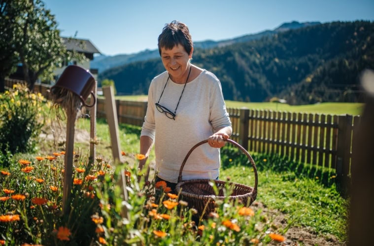 Klara Obernosterer in ihrem Garten in Kärnten