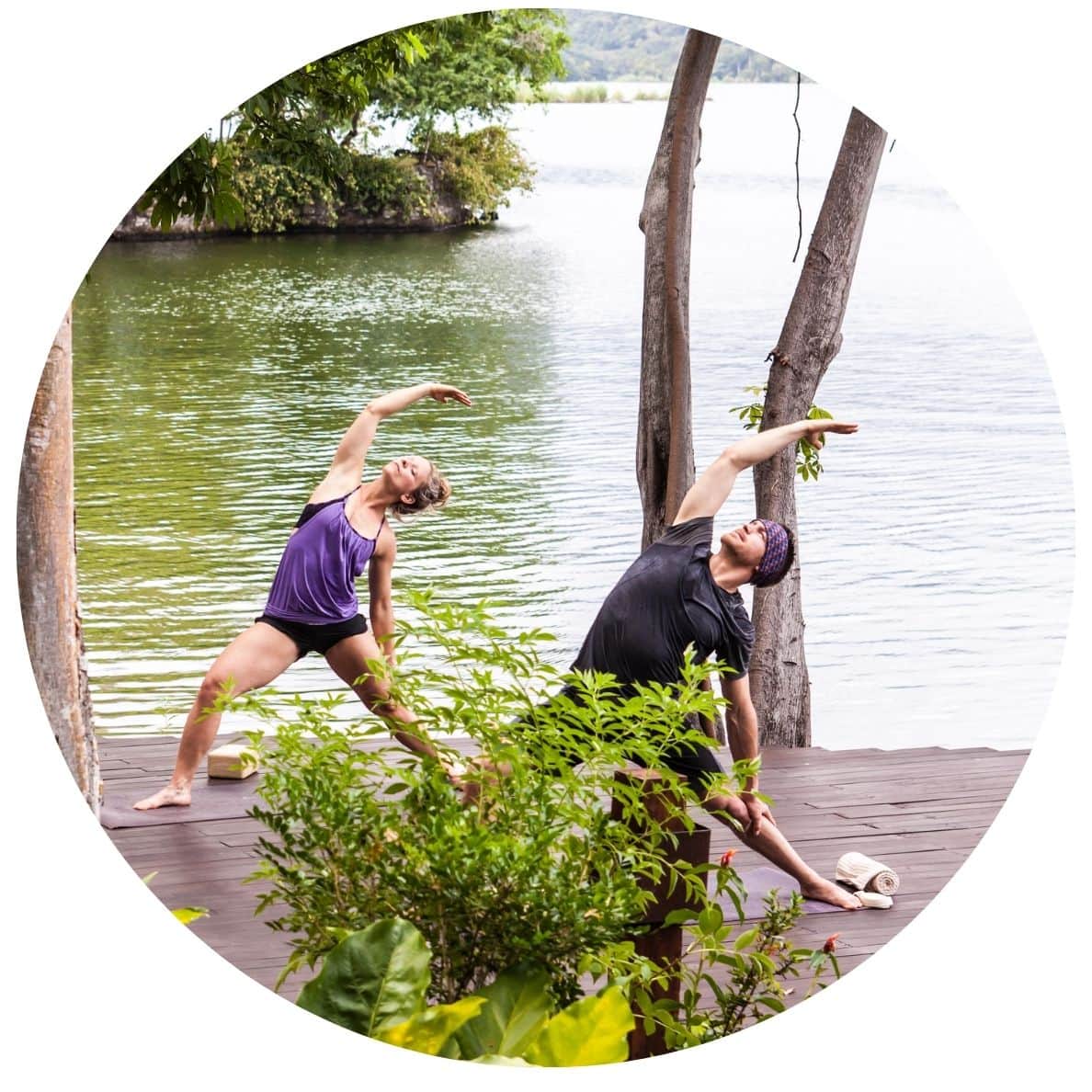 ein Mann und eine Frau machen Yoga-Übungen in Costa Rica am Wasser