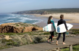 Algarve Surfen: Diese Spots warten auf Wellenreiter!