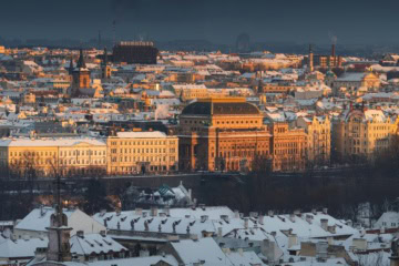 Blick auf das verschneite Prag.