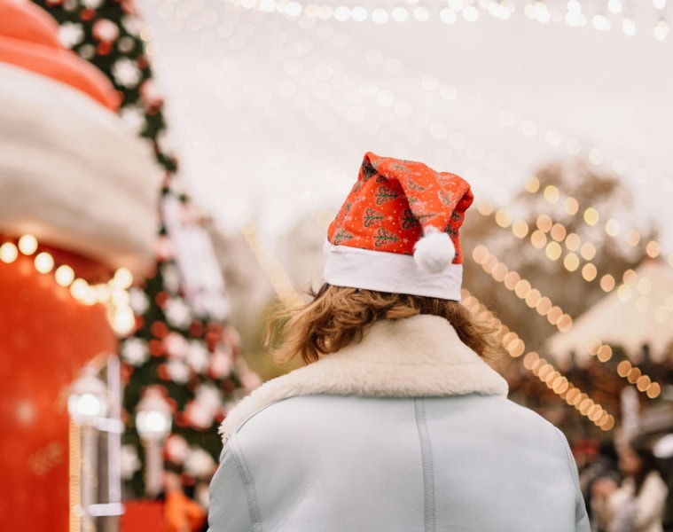 Eine Frau auf einem Weihnachtsmarkt.