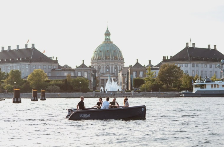 Fünf Junge Leute auf Ausflugsboot in Kopenhagener Innenstadt.