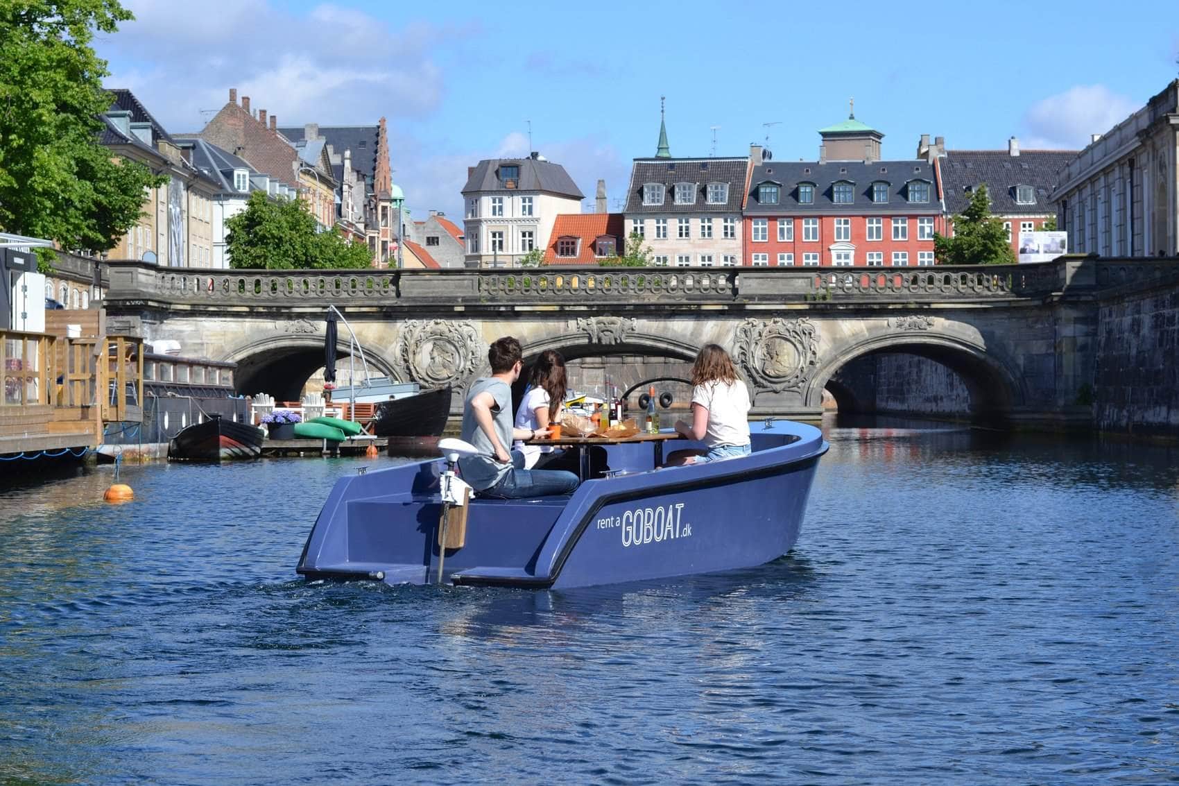 GoBoat-Ausflugsboot mit drei Passagieren schippert durch Kanal in Kopenhagen.