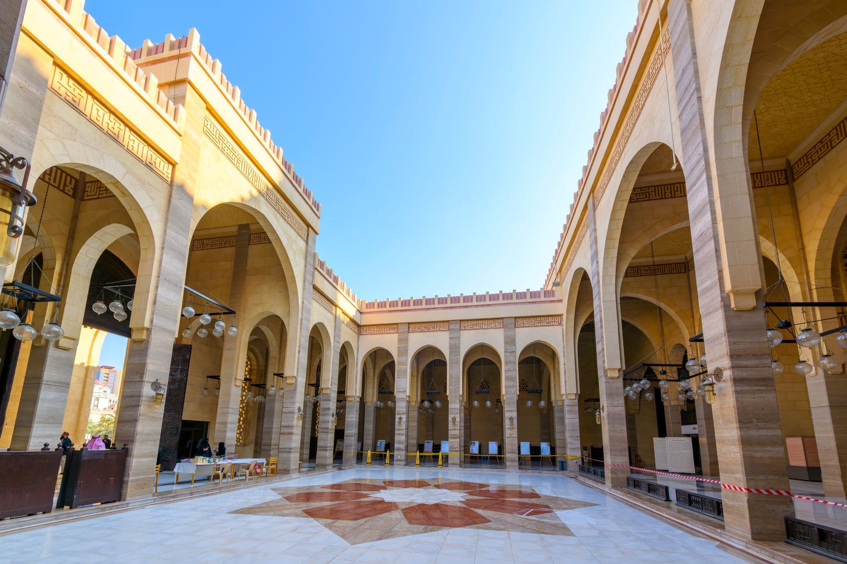 Innenhof und Säulengang der Ahmed-Fateh-Moschee in Bahrain 