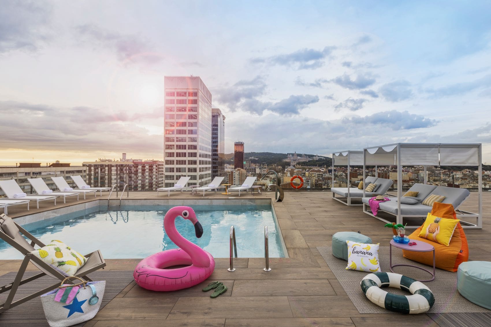 Dachterrasse mit Pool im MOXY Barcelona