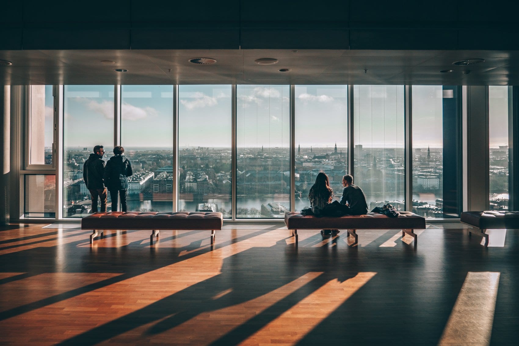 Besucher auf Aussichtsetage im Mærsk Tower im Panum-Institut in Nørrebro in Kopenhagen.