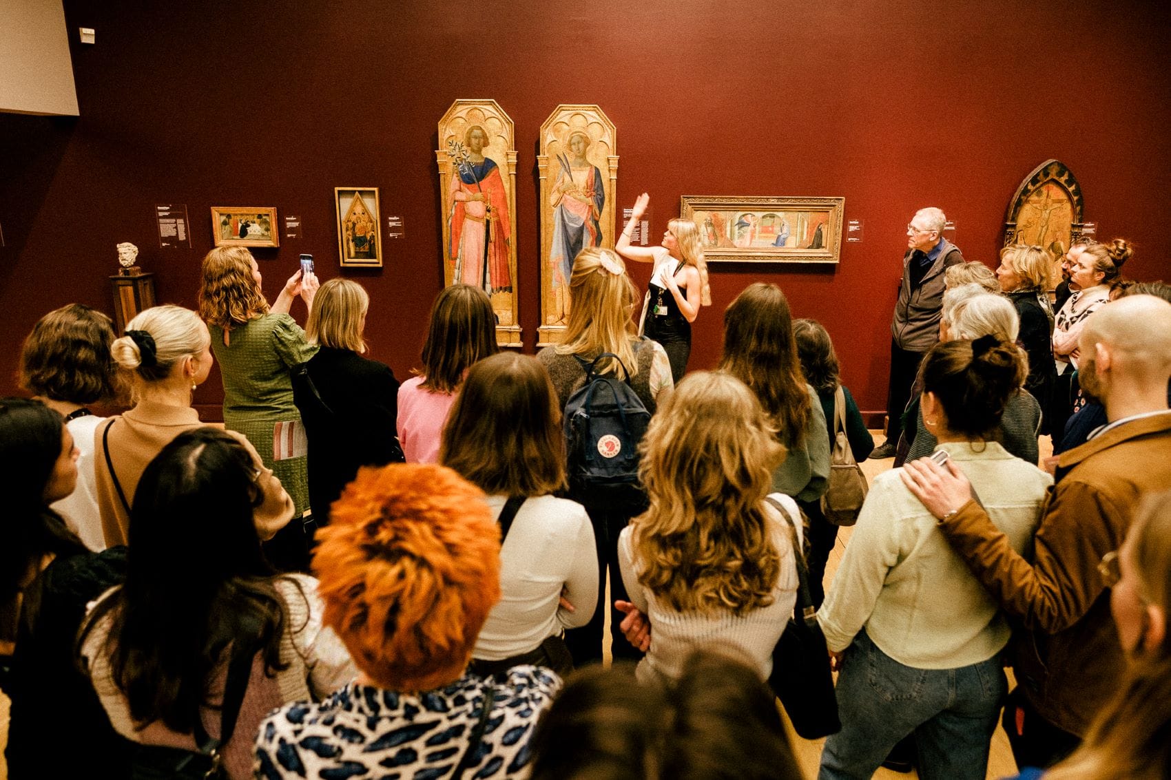 Führerin im SMK Museum Kopenhagen erläutert Besuchern Ausstellungswerke.