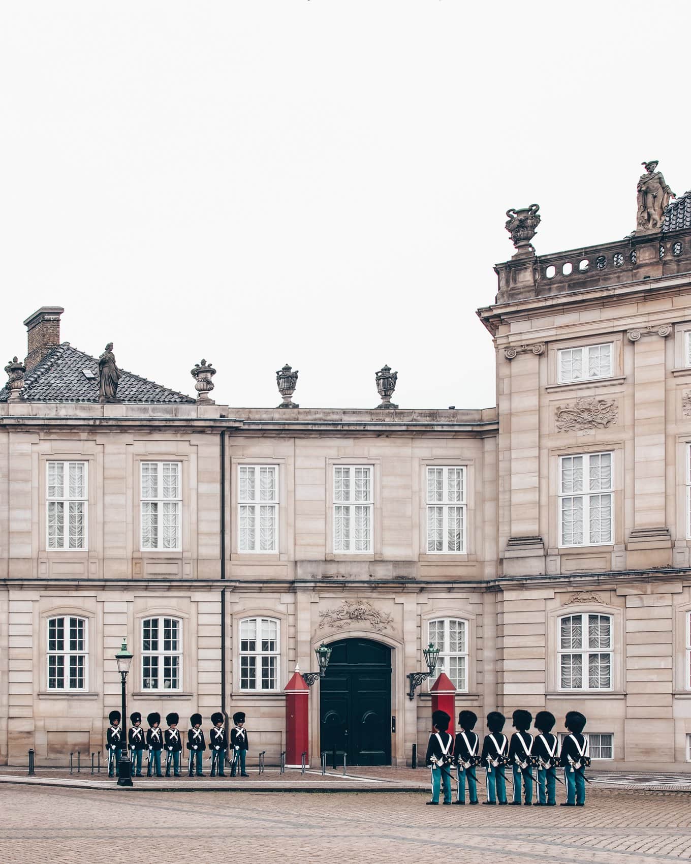 Wachformation vor Schloss Amalienborg in Kopenhagen.