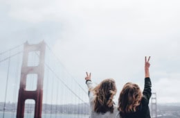 zwei Frauen vor der Golden Gate Bridge