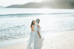 zwei Frauen bei der Hochzeit am Strand