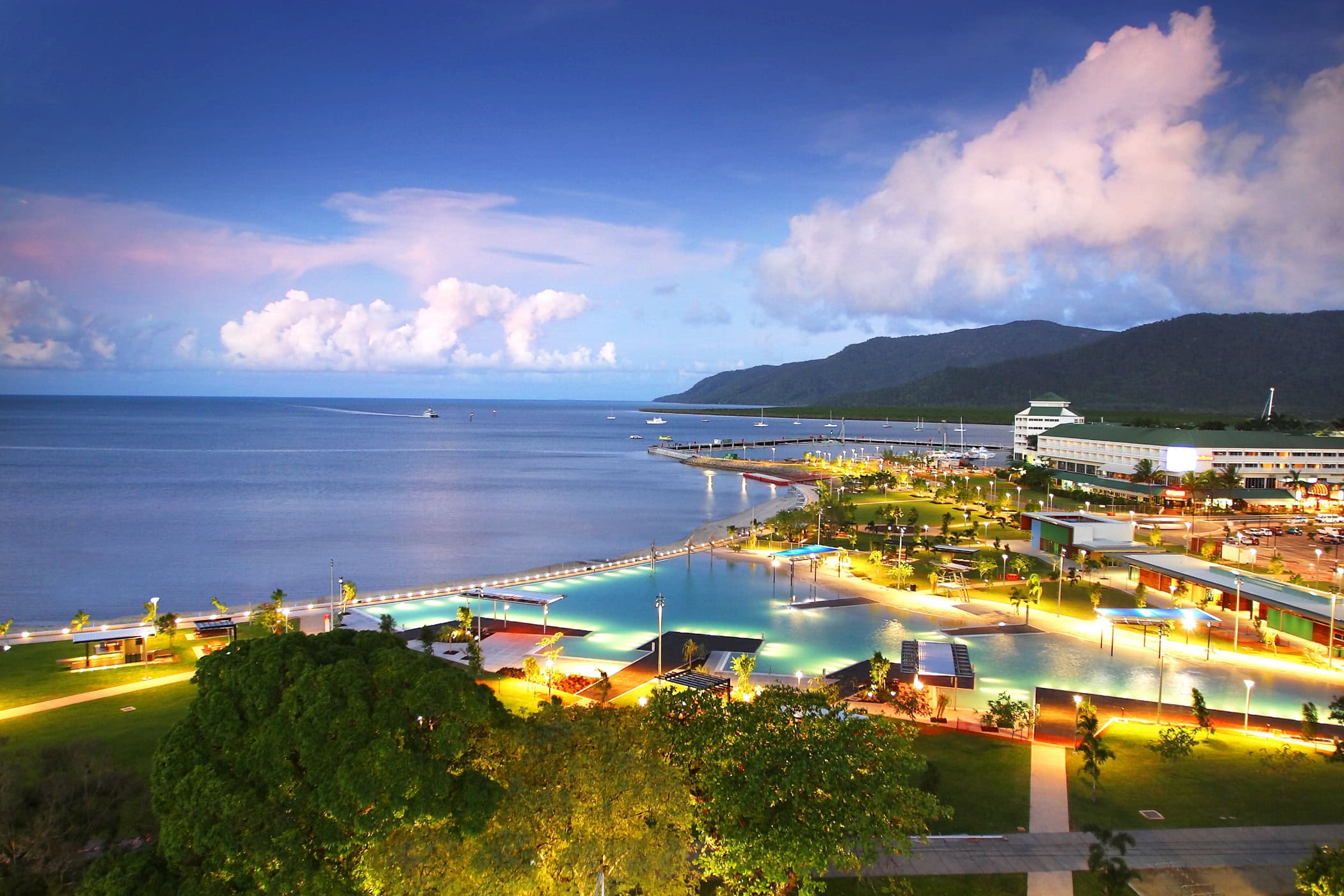 Die künstlich angelegte Salzwasserlagune Cairns Esplanade im Norden von Queenslands.