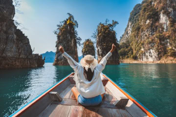 Frau beim allein reisen in Thailand