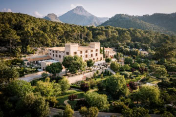 Blick auf das Castell Son Claret am Fuße des Tramuntanagebirges.