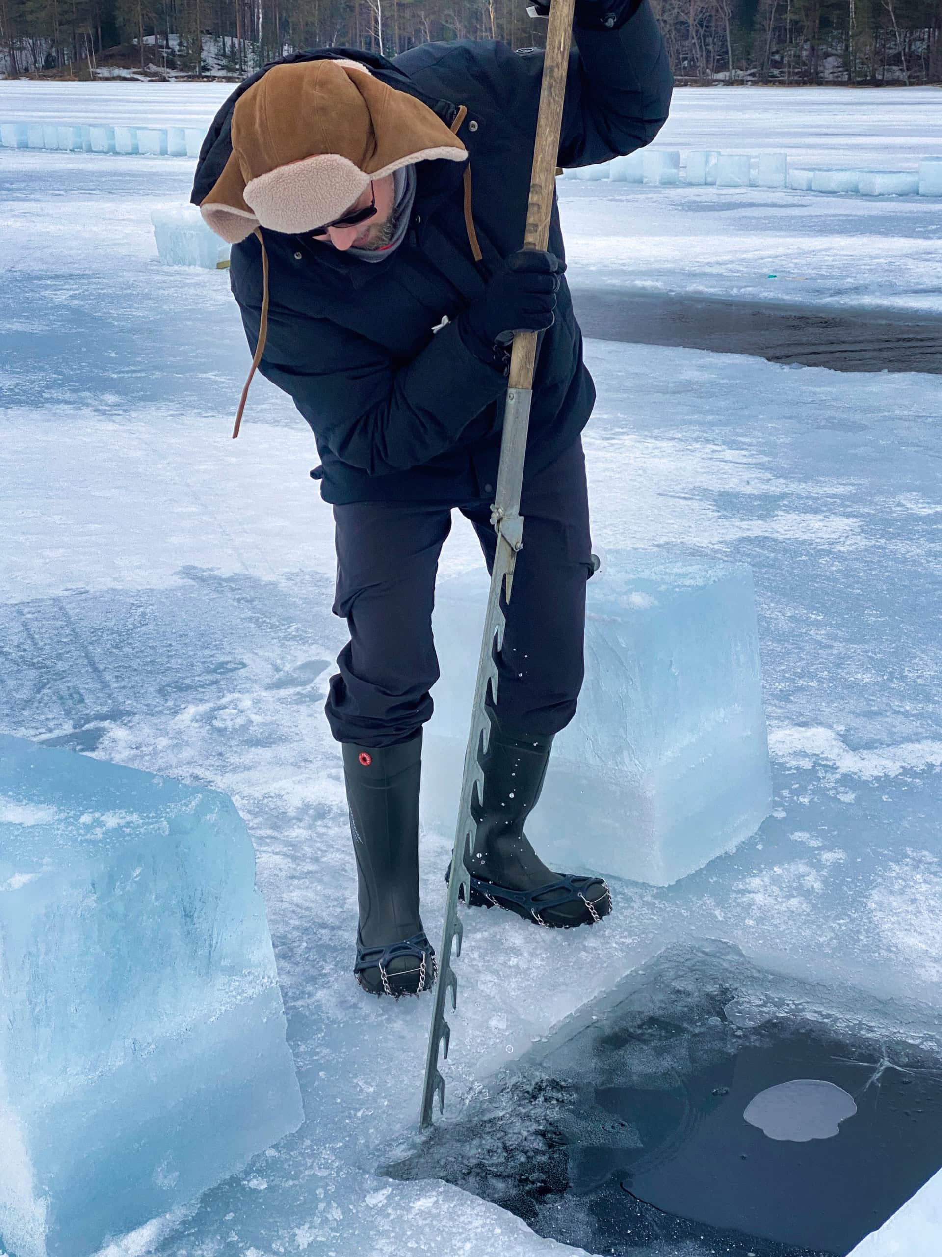 Eislöcher fürs Eistauchen schaffen