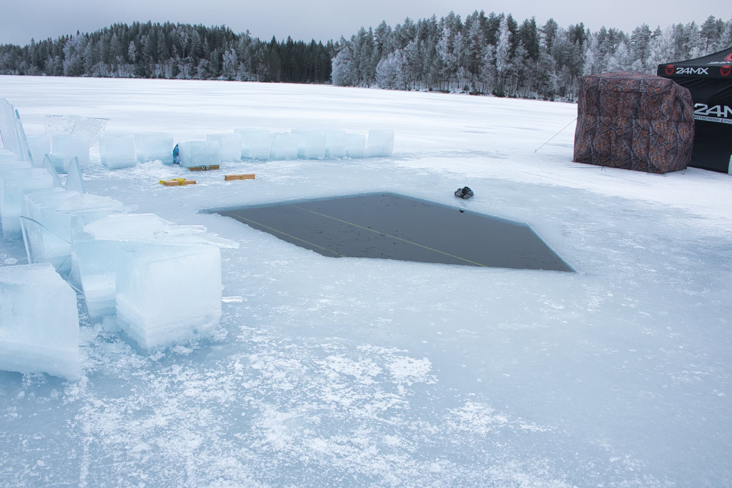 Eisloch in einem See in Finnland