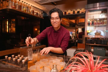 Bartender in der Bar The Savoury Project in Hongkong