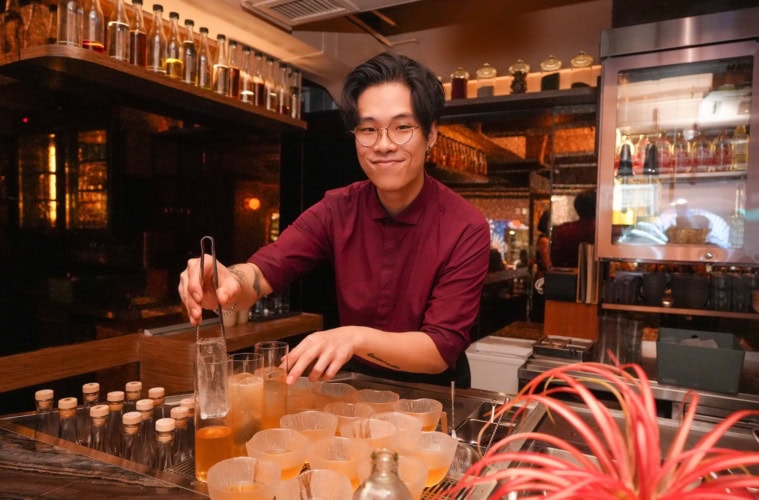 Bartender in der Bar The Savoury Project in Hongkong