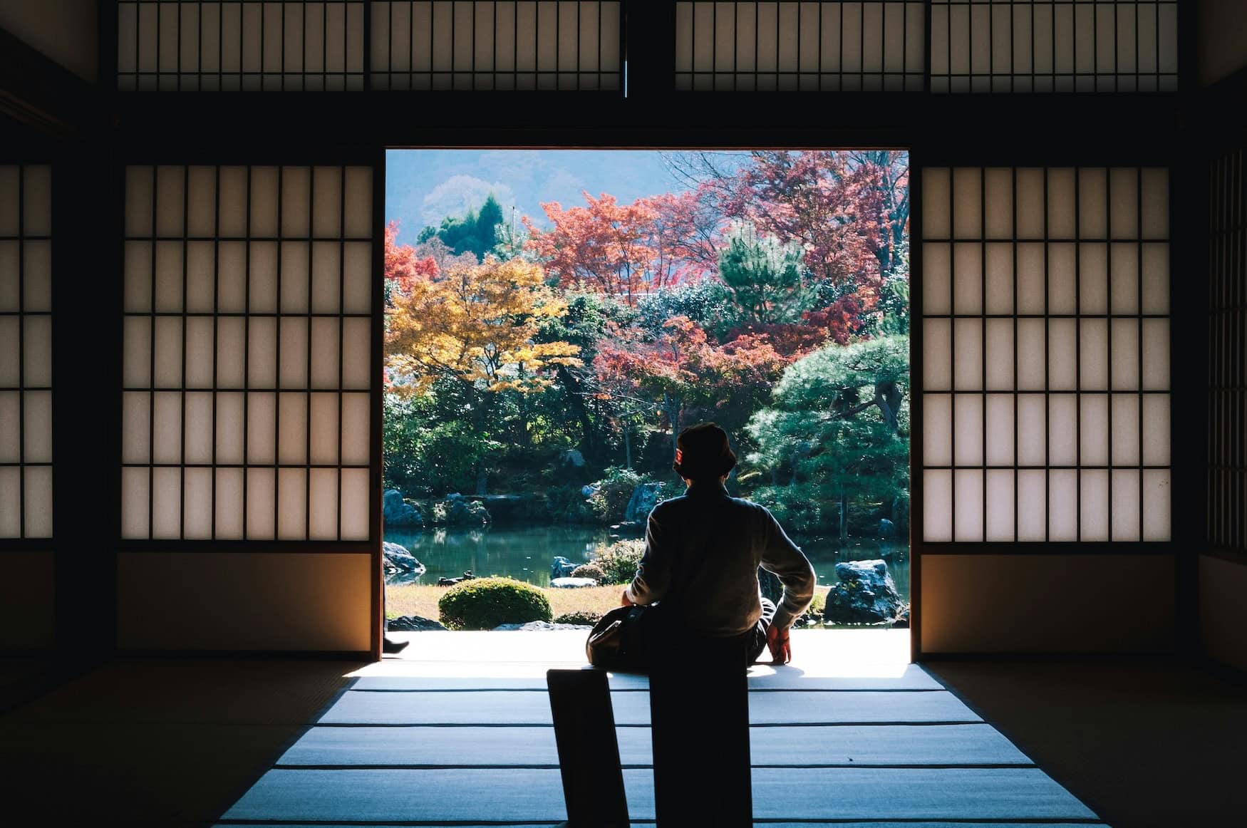 Frau in einem Haus in Japan bei einer Teezeremonie