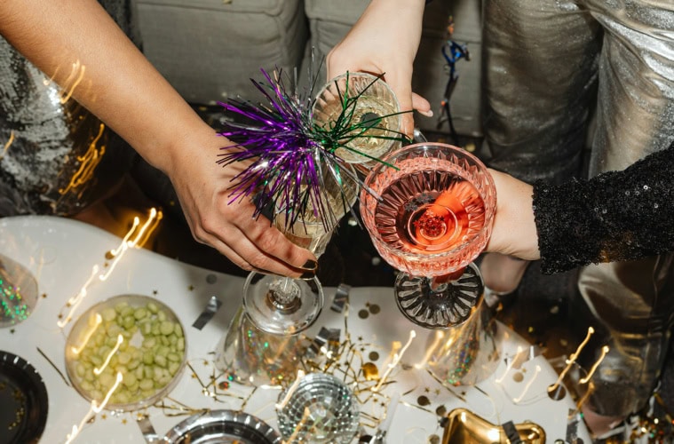 Gläser die zu Silvester anstoßen