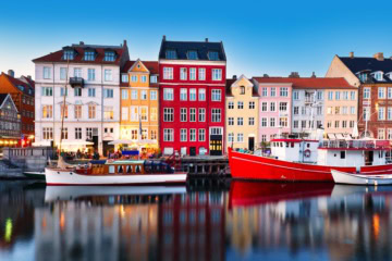 Panorama des Kopenhagener Kanals Nyhavn bei Sonnenuntergang.