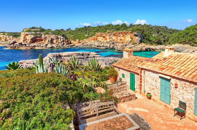 Ein Haus direkt am Meer: Ab 2025 gelten auf Mallorca neue Regeln.