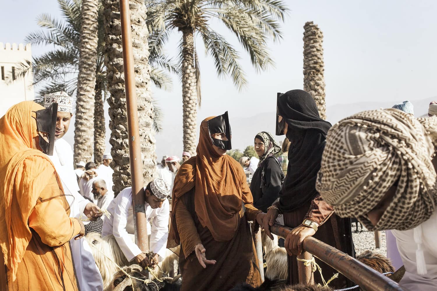 Menschen in traditioneller Kleidung in Oman