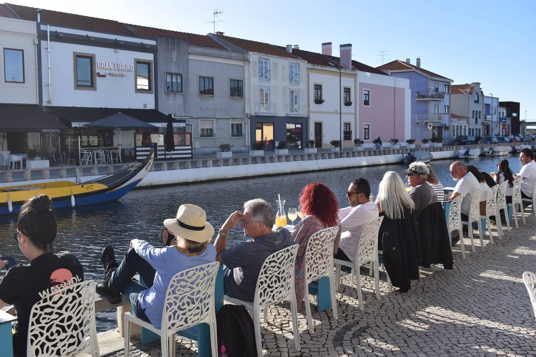 Menschen am Kanal in Aveiro in Portugal