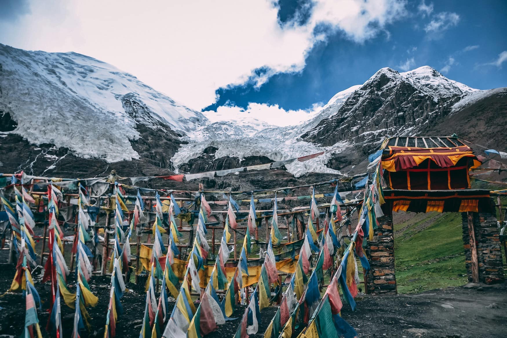 Tibet mit Gebetsflaggen