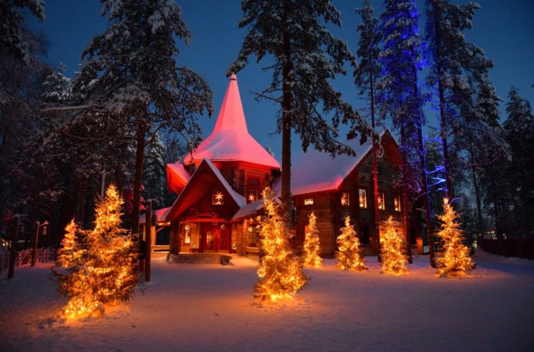 Santa Claus Village in Finnland im Winter