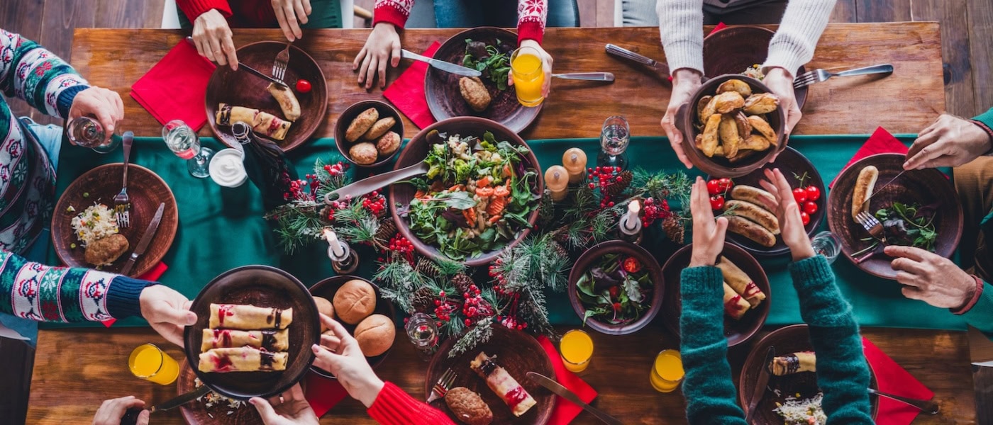 Weihnachtsessen mit vielen Menschen