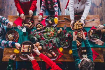 Weihnachtsessen mit vielen Menschen