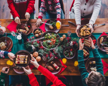 Weihnachtsessen mit vielen Menschen