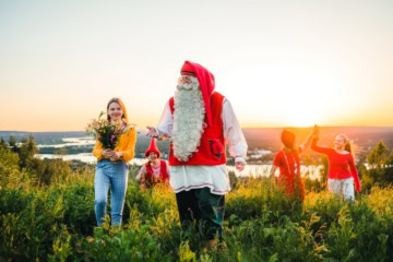 Der Weihnachtsmann mit seinen Elfen.