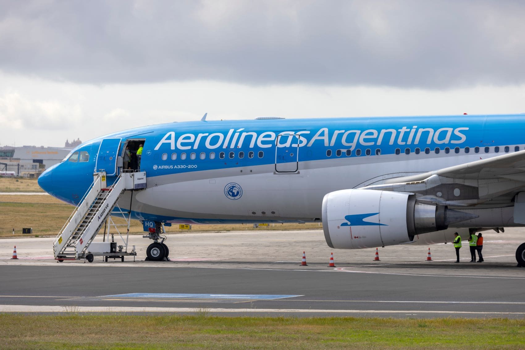 Airbus A330-202 der Aerolinas Argentinas auf Rollfeld 