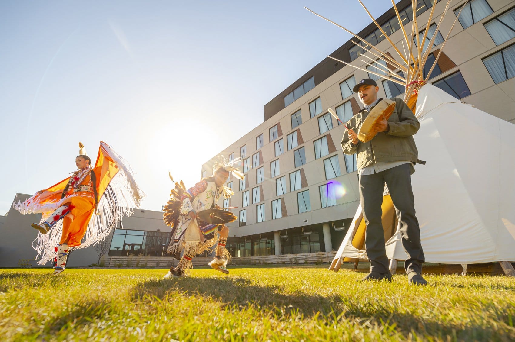 Im Dakota Dunes Resort verschmelzen indigene Traditionen mit modernem Komfort – tägliche Powwow-Tanzvorführungen und Workshops lassen Geschichte lebendig werden.I Foto: Tourism Saskatchewan/Chris Hendrickson Photography