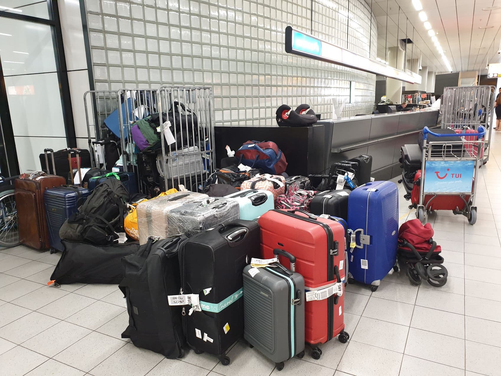 Dutzende gestrandete Koffer am Flughafen 