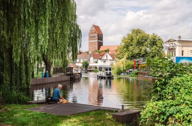 Mit dem Hausboot entlang der Elde. Hier in Paschim.