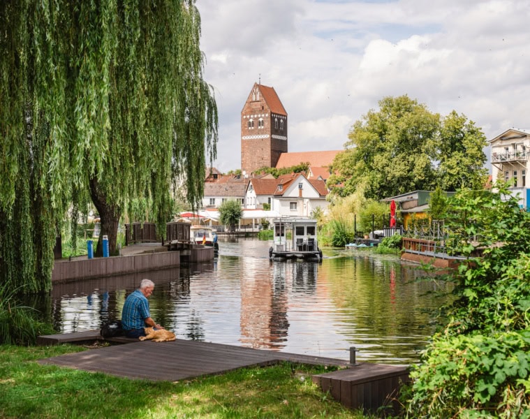 Mit dem Hausboot entlang der Elde. Hier in Paschim.