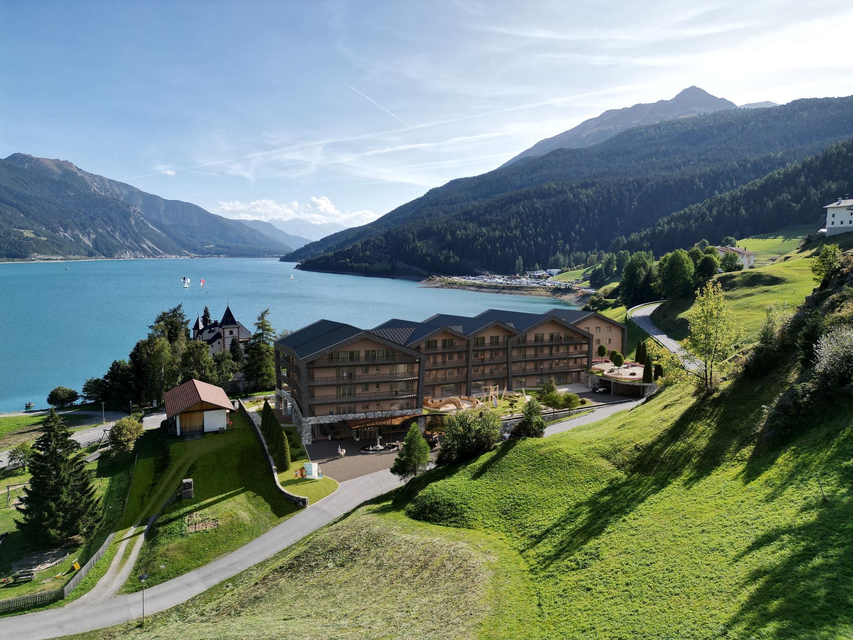 Panoramablick auf Gerstl Family Retreat und Reschensee 