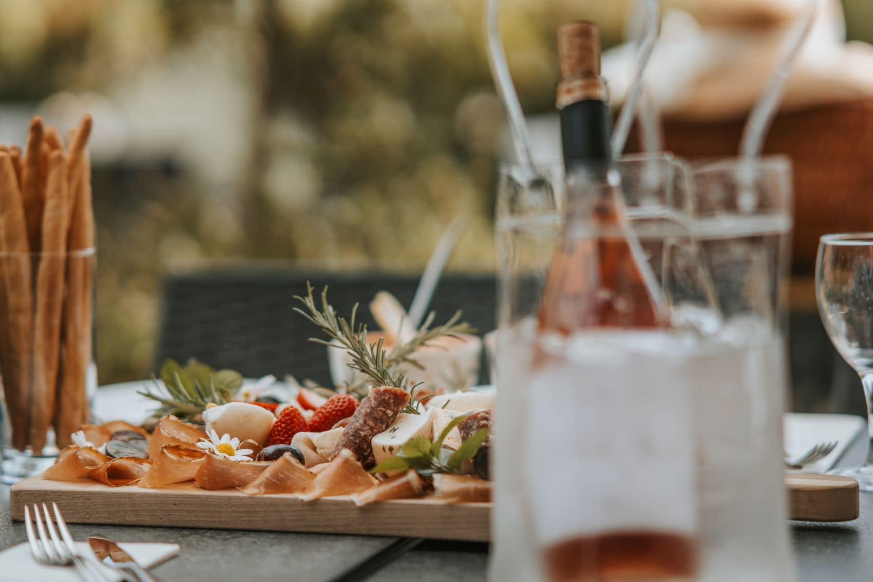 Wein und Südtiroler Spezialitäten auf Tisch 