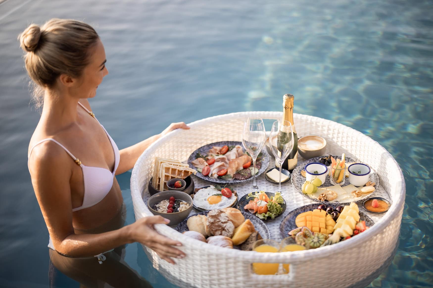 Floating Breakfast im Pool im Das Gerstl Alpine Retreat