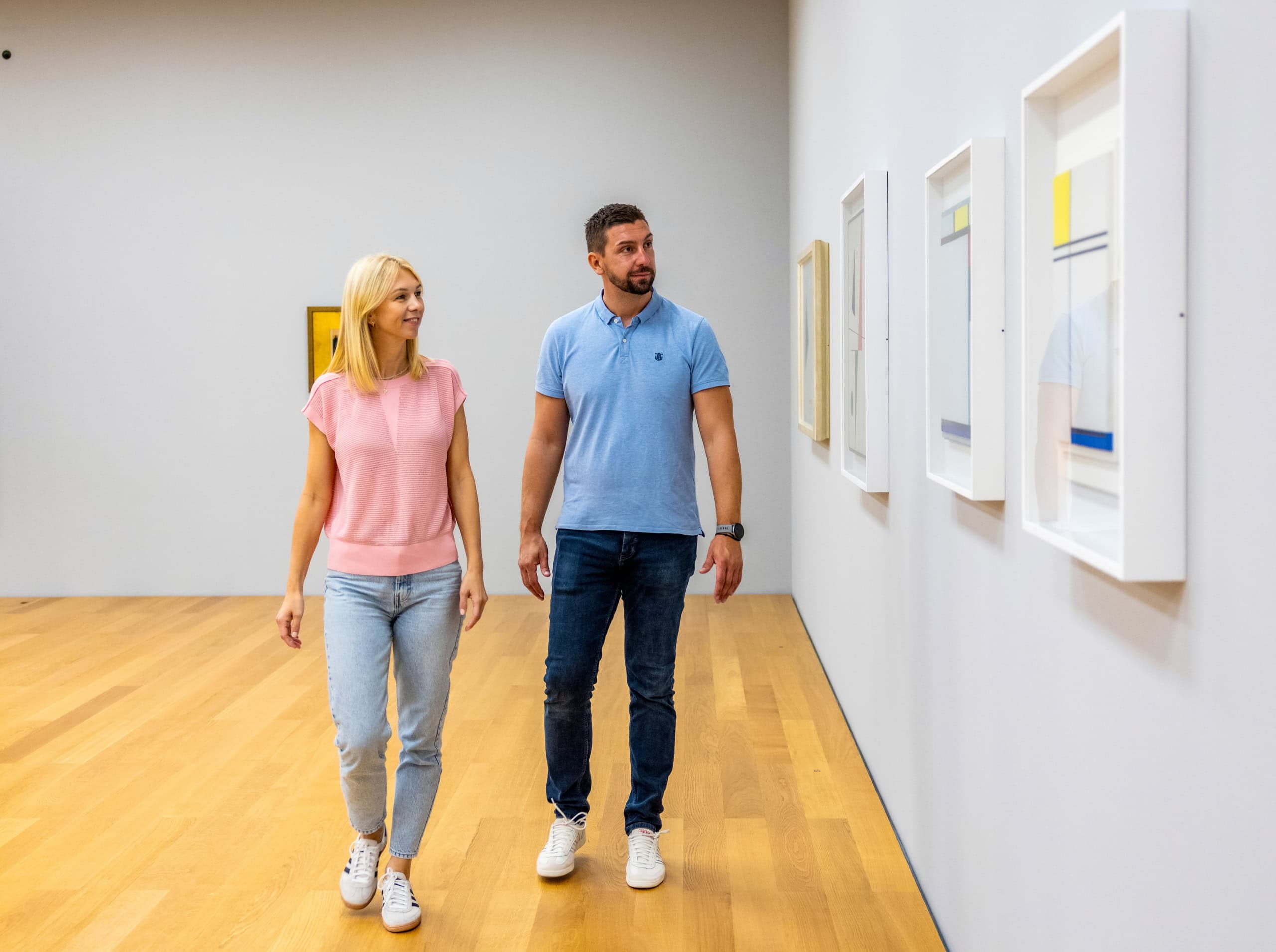 Ein Paar in einem Museum in Liechtenstein.