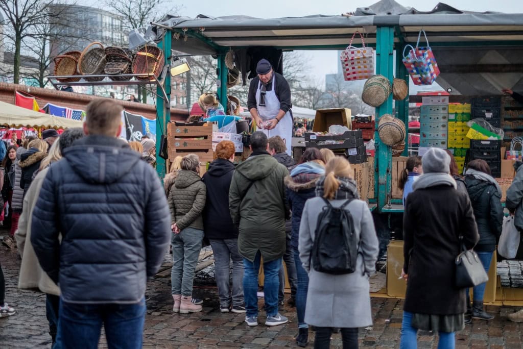 Auf dem Fischmarkt in Hamburg wird längst nicht mehr nur Fisch angeboten.