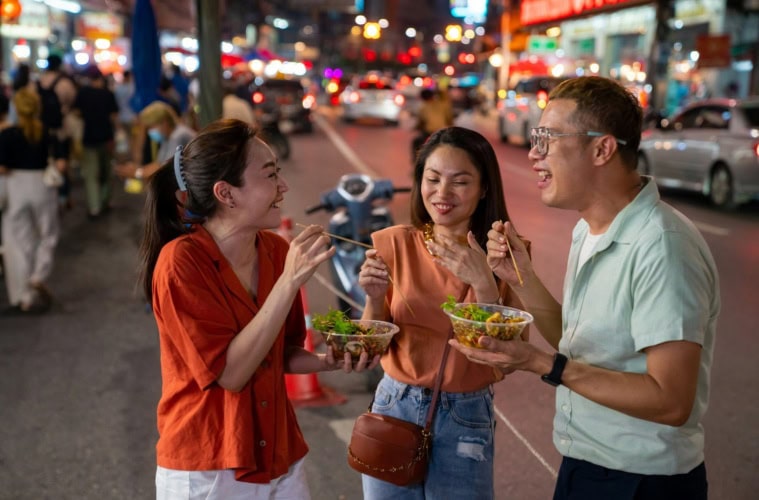 Menschen essen Streetfood in Singapur