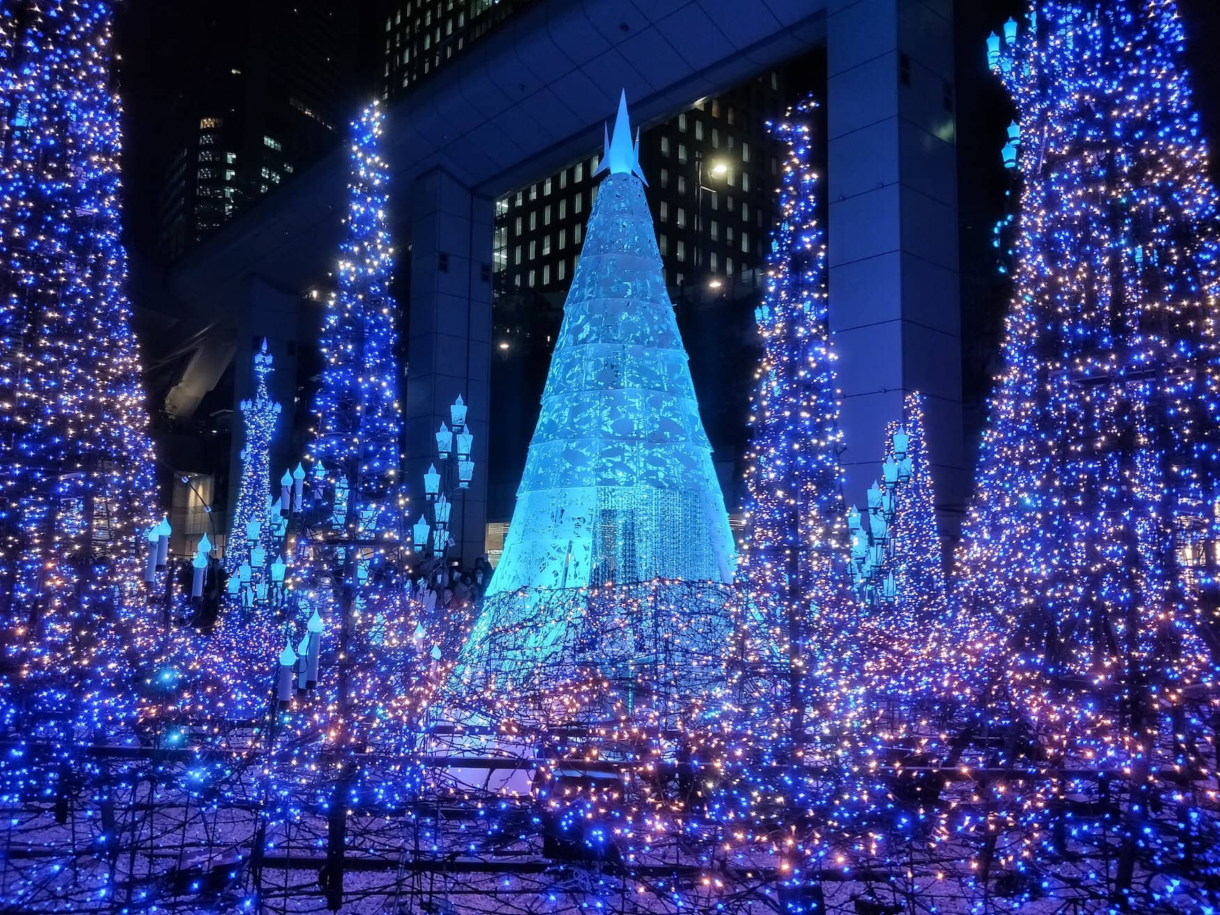 Weihnachtslichter am Caretta Shiodome in Tokio