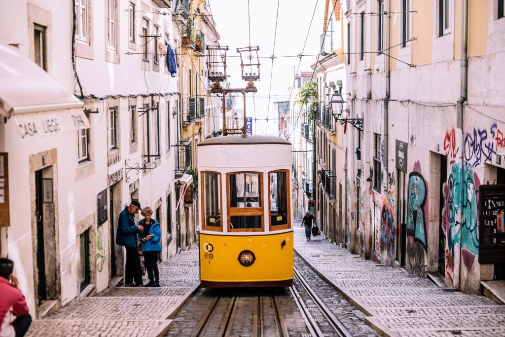 Die berühmte Tram 28E in Lissabon.