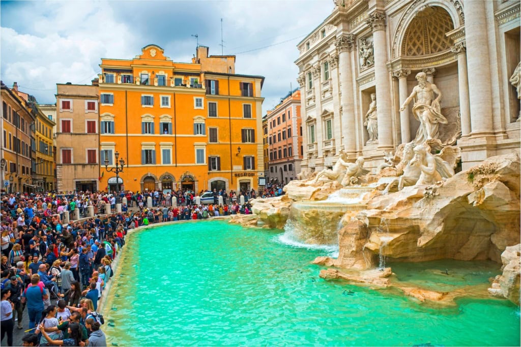 Am Trevi-Brunnen in Rom drängen sich viele Menschen, um ein Selfie machen zu können.