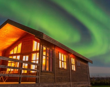Haus auf Island in der Nacht vor Nordlichtern