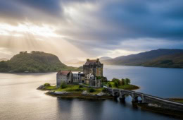 In einem schottischen See liegt eine kleine Insel, darauf ein altes, hohes Schloss. Das Schloss spiegelt sich auf der stillen Wasseroberfläche.