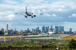 Flugzeug landet am London City Airport